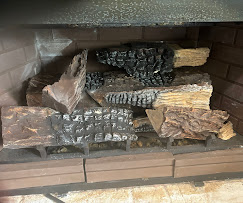 Gas fireplace logs